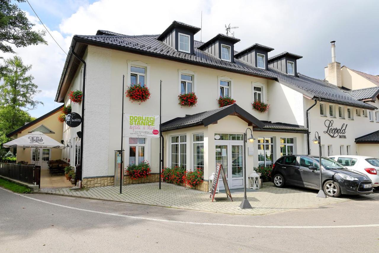 Hotel Leopold Racin Екстер'єр фото