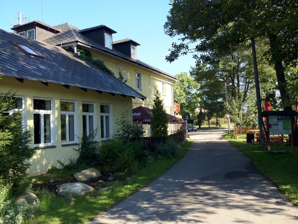 Hotel Leopold Racin Екстер'єр фото