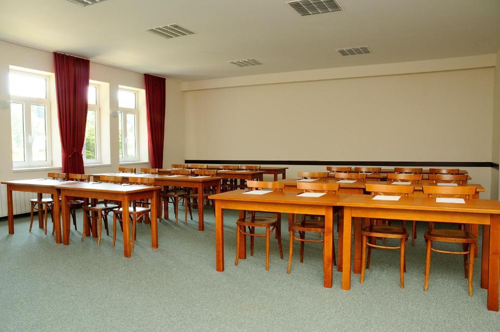 Hotel Leopold Racin Екстер'єр фото
