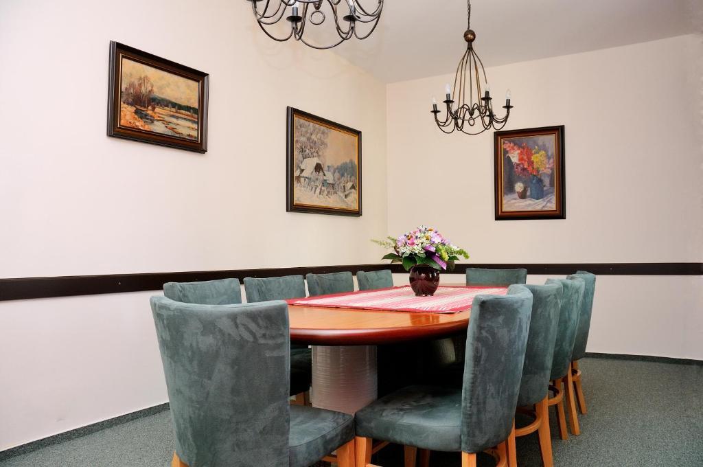 Hotel Leopold Racin Екстер'єр фото