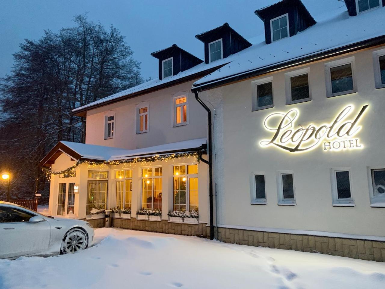 Hotel Leopold Racin Екстер'єр фото